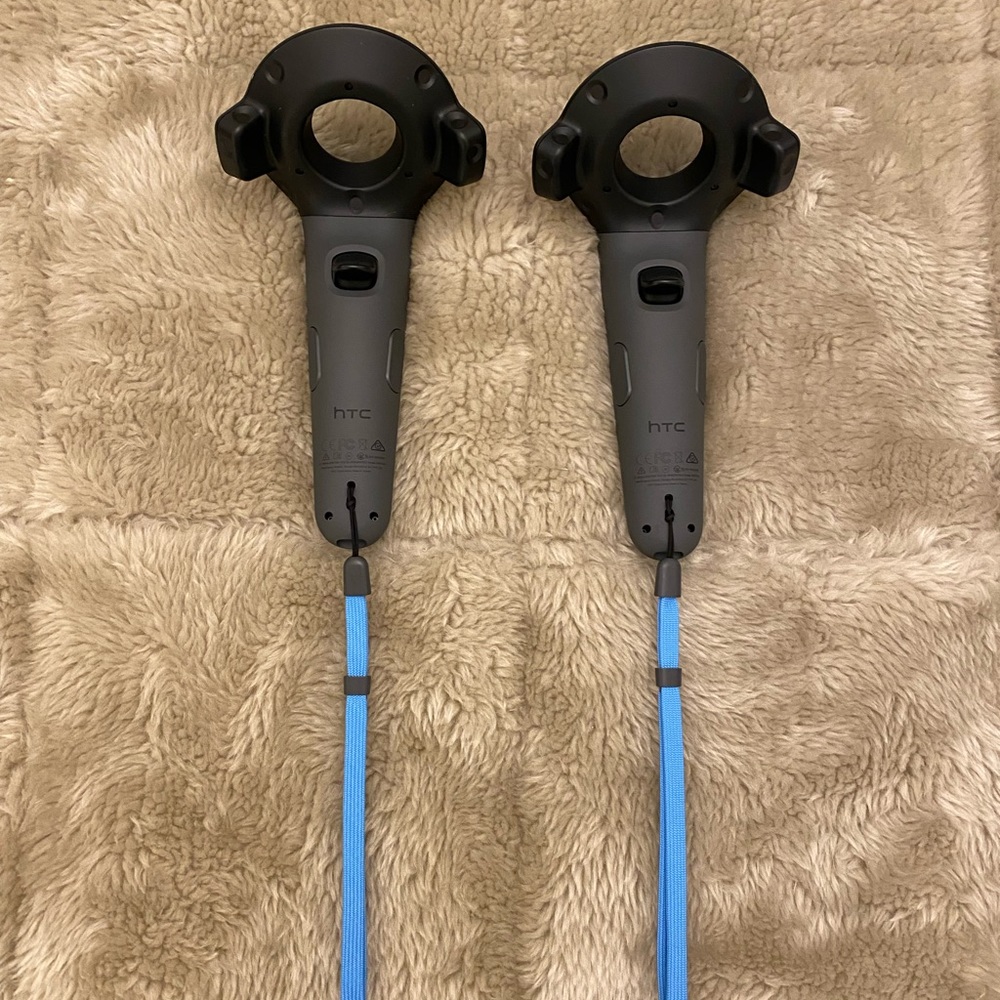 HTC Vive Controllers - Picture 2 of 3